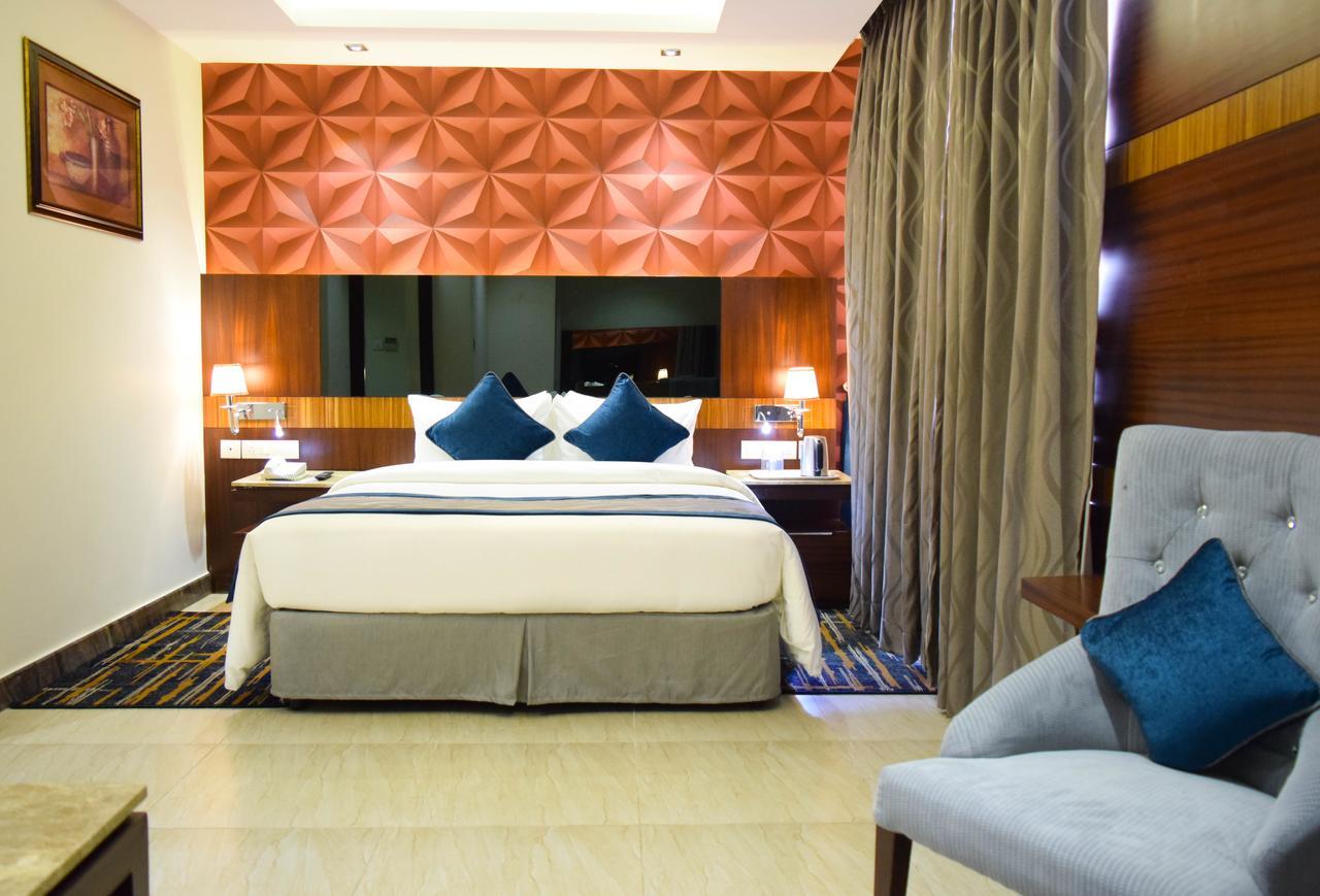 Rg Royal Hotel Bangalore Esterno foto