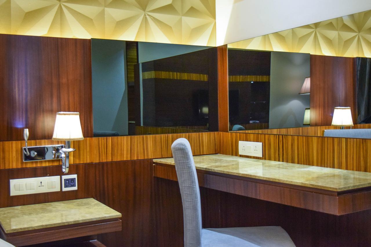 Rg Royal Hotel Bangalore Esterno foto