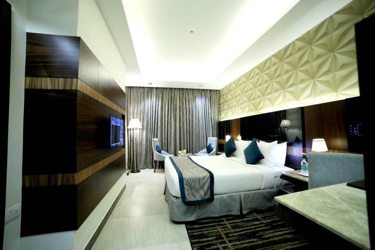 Rg Royal Hotel Bangalore Esterno foto
