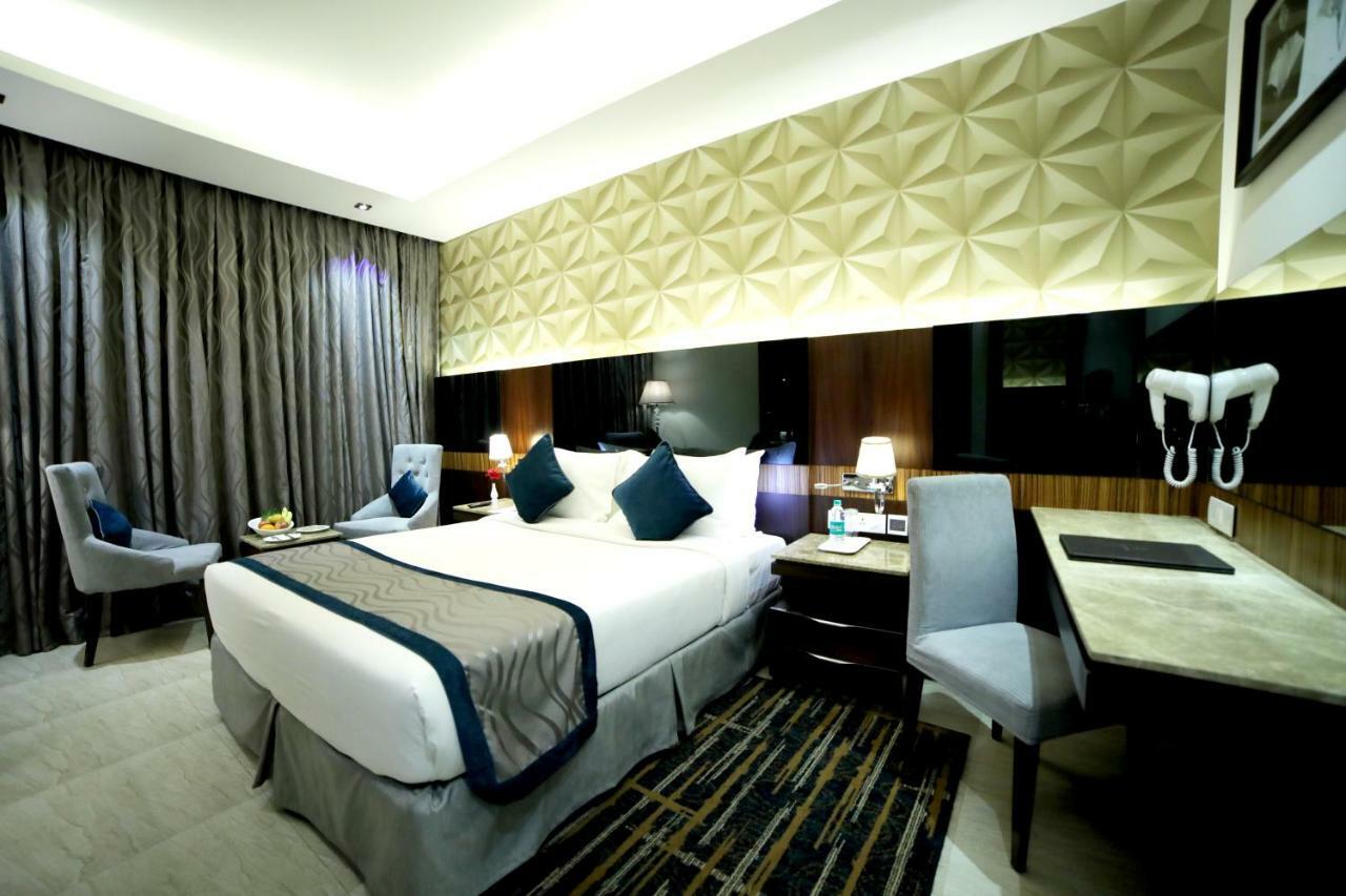 Rg Royal Hotel Bangalore Esterno foto